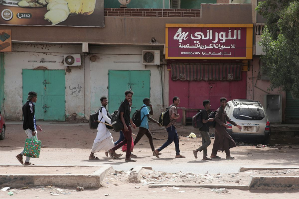Οι Δυτικοί φεύγουν, ο εμφύλιος παραμένει: Στο χείλος της ανθρωπιστικής κρίσης το Σουδάν