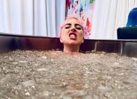 Τι κάνει η Lady Gaga σε μια μπανιέρα με παγάκια;