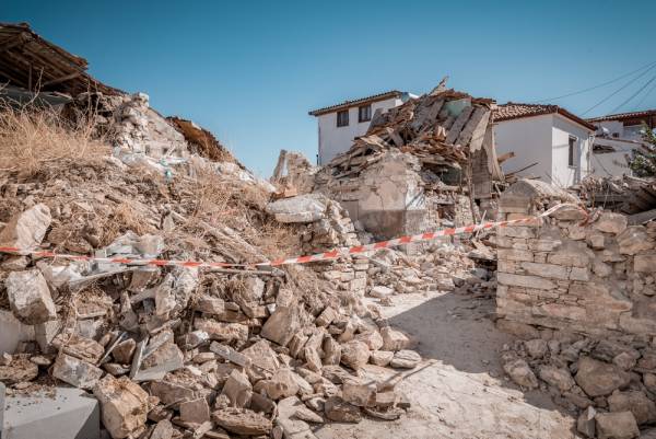 Χατζηδάκης: Άμεσα μέτρα για τα ετοιμόρροπα κτήρια - Να μην ξαναδούμε τραγωδία σαν της Σάμου