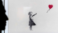 Βρετανία: Ξανά σε δημοπρασία το μισοκατεστραμμένο έργο του Banksy «Το Κορίτσι με το Μπαλόνι»