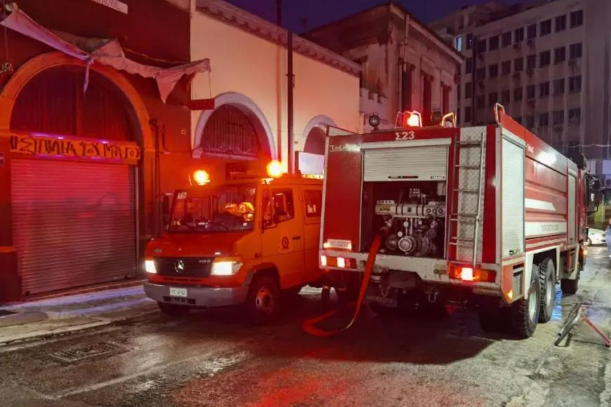 Φωτιά σε ισόγειο κατάστημα στον Πειραιά - Πληροφορίες για τραυματία