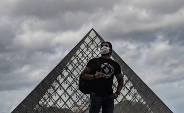 Κορονοϊός: Μάσκα παντού στο Παρίσι