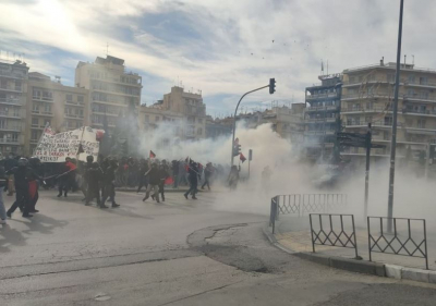 Μολότοφ, δακρυγόνα και προσαγωγές στην πορεία των φοιτητών στη Θεσσαλονίκη