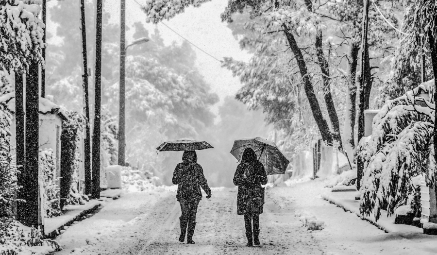 Πυκνή χιονόπτωση και την Τετάρτη στην Αττική - Το ωράριο σε δημόσιο και καταστήματα
