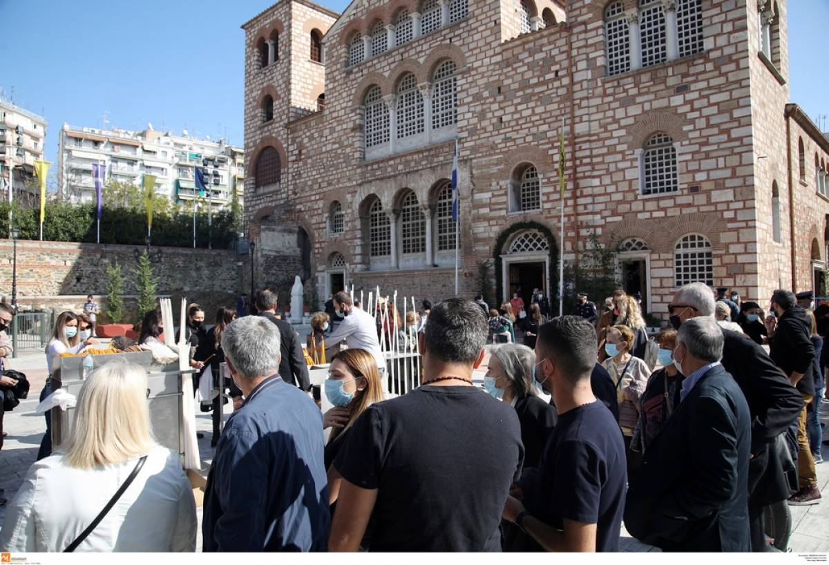 Αγίου Δημητρίου: Συνωστισμός στη Θεσσαλονίκη από τους πιστούς - Χωρίς μάσκα οι ιερείς