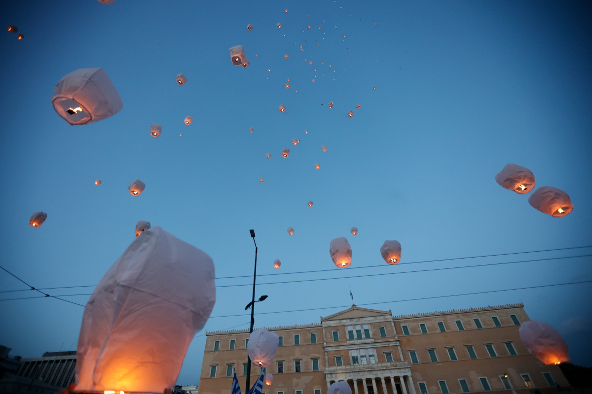Θεσσαλονίκη - Αθήνα: Δεκάδες φαναράκια στον ουρανό για τους νεκρούς του ναυαγίου (Εικόνες)
