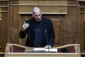 Βαρουφάκης: «Χτίζετε λιθαράκι - λιθαράκι δικτατορία με κοινοβουλευτικό μανδύα»
