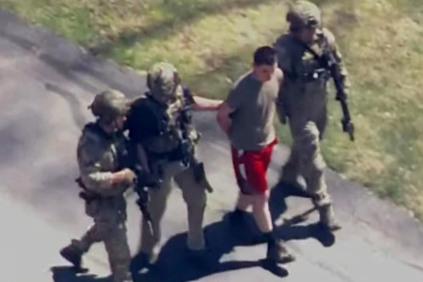 Pentagon Leaks: Η στιγμή της σύλληψης του 21χρονου Τζακ Τεϊσέιρα από το FBI (Δείτε το βίντεο)