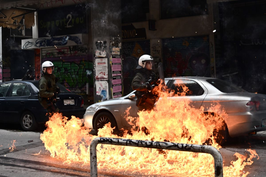 Επεισόδια σε Εξάρχεια και Θεσσαλονίκη μετά το συλλαλητήριο - Οδοφράγματα στην Πατησίων