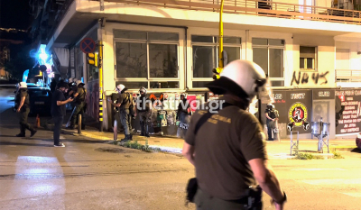 Θεσσαλονίκη: Ομάδα αντιεξουσιαστών επιτέθηκε σε διμοιρία των ΜΑΤ με πέτρες