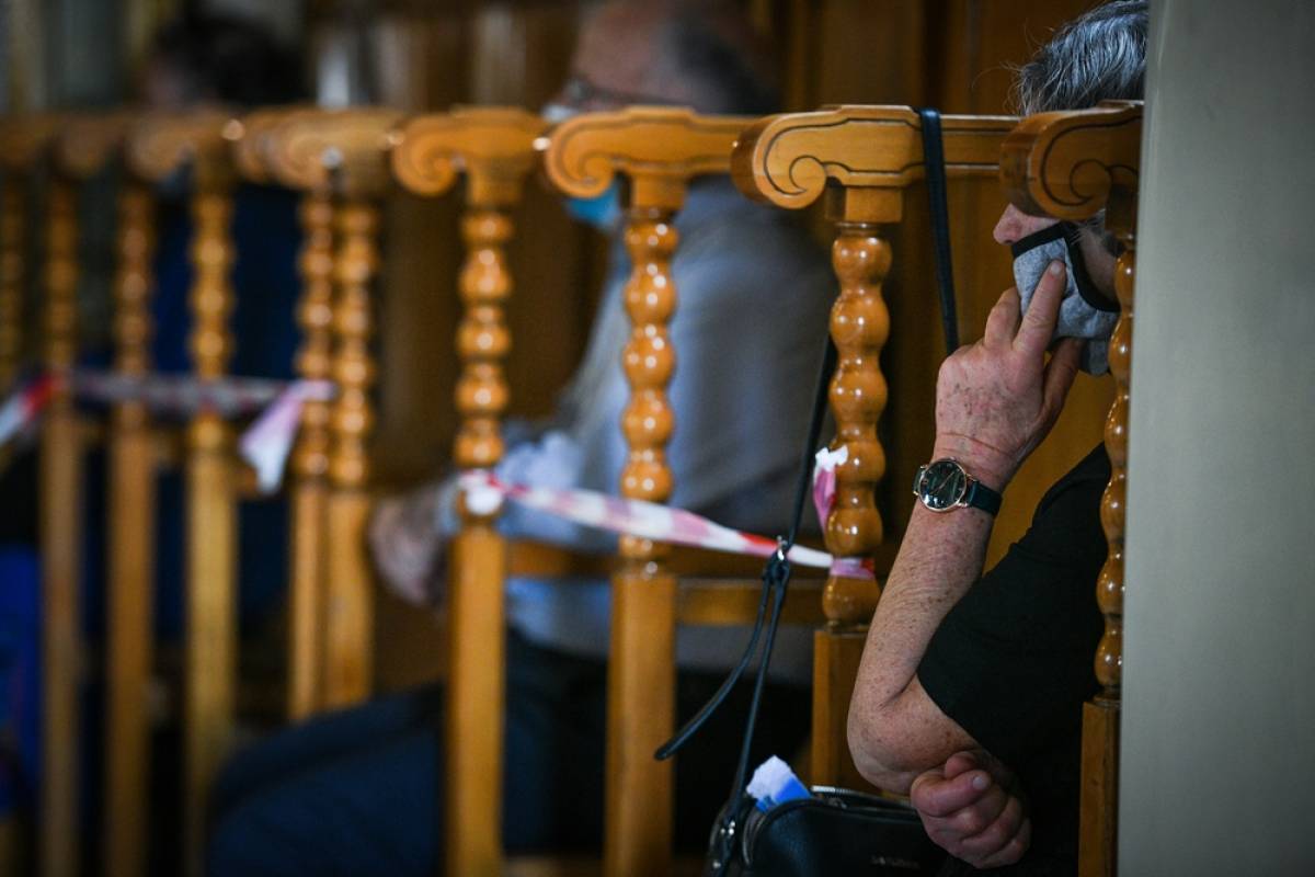 Θεοφάνια: Πιστοί κλείνουν στασίδι τηλεφωνικά στα Ιωάννινα