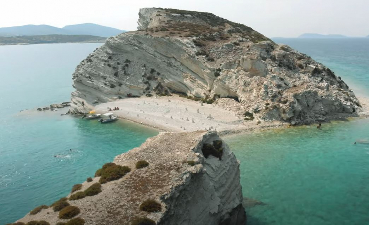 Το ελληνικό νησί χωρίς ξαπλώστρες στις παραλίες