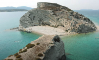 Το ελληνικό νησί χωρίς ξαπλώστρες στις παραλίες