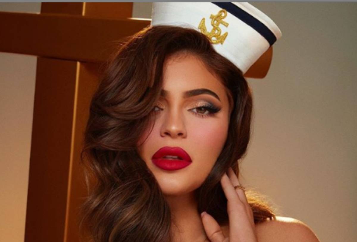 Η Kylie Jenner ντύθηκε σέξι ναυτάκι