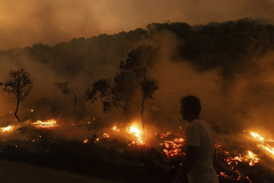 Politico: Στην Ελλάδα ψάχνουν αποδιοπομπαίους τράγους για τη μεγαλύτερη πυρκαγιά στην Ευρώπη