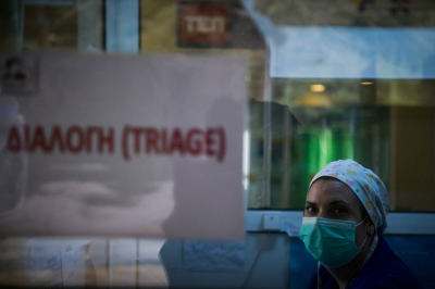 ΠΟΕΔΗΝ: Δεκάδες διασωληνωμένοι ασθενείς εκτός ΜΕΘ - Καλεί σε επίταξη του ιδιωτικού τομέα