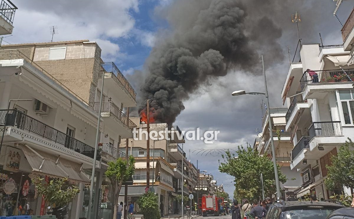 Θεσσαλονίκη: Μεγάλη φωτιά σε πολυκατοικία - Καίγεται δώμα