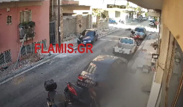 Σοκαριστικό βίντεο από τροχαίο στην Πάτρα: Παραβίασε στοπ και τίναξε μηχανή στον αέρα