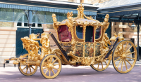 Βασιλιάς Κάρολος: Ανακοινώθηκαν οι λεπτομέρειες για τη στέψη - Το βαρύ στέμμα και η χρυσή άμαξα 260 ετών