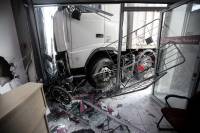 Πειραιώς: Πέθανε ο οδηγός του φορτηγού που έπεσε σε κατάστημα - Υπέστη έμφραγμα
