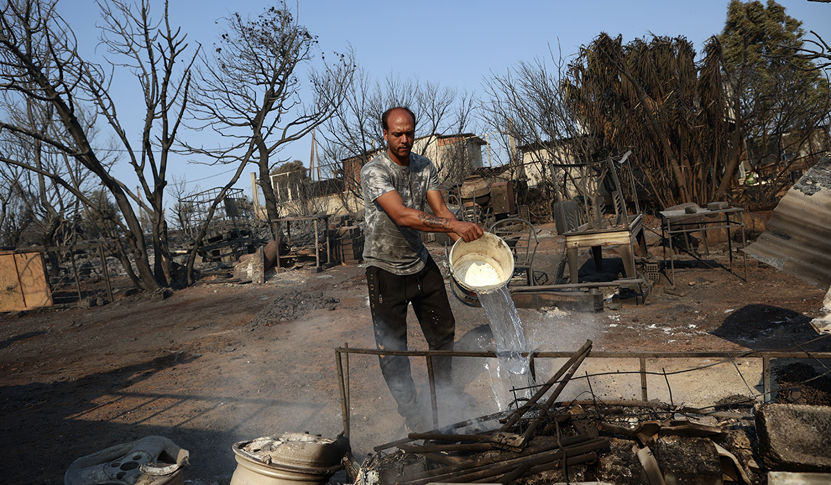 Ανείπωτη η καταστροφή στη Μάνδρα μετά τη χθεσινή φωτιά - Οδοιπορικό στα καμένα σε 20 φωτογραφίες