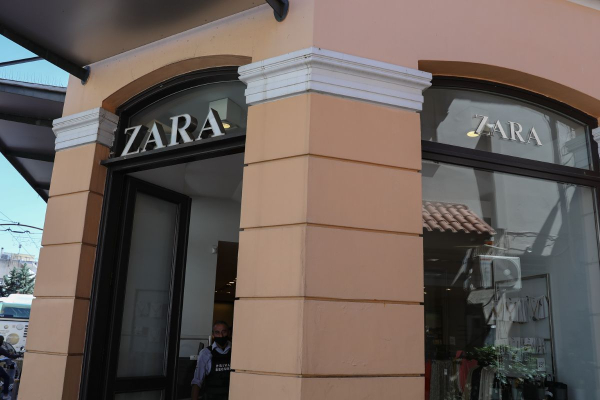 Καλούν για μποϊκοτάζ στα Zara: Η αμφιλεγόμενη διαφήμιση που προκάλεσε οργή