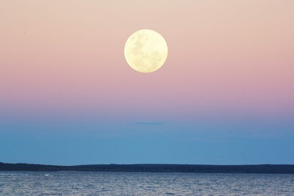 Πανσέληνος Απριλίου 2024: Πότε έρχεται το «Ροζ Φεγγάρι»