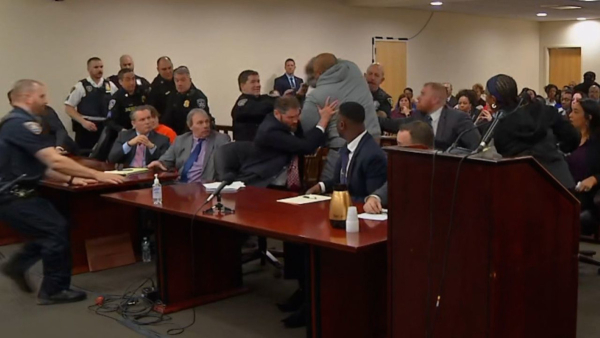 ΗΠΑ: Άνδρας όρμησε στον μακελάρη του Μπάφαλο κατά τη διάρκεια της δίκης (Βίντεο)