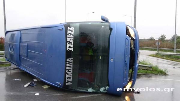 Ημαθία: Ανετράπη τουριστικό λεωφορείο