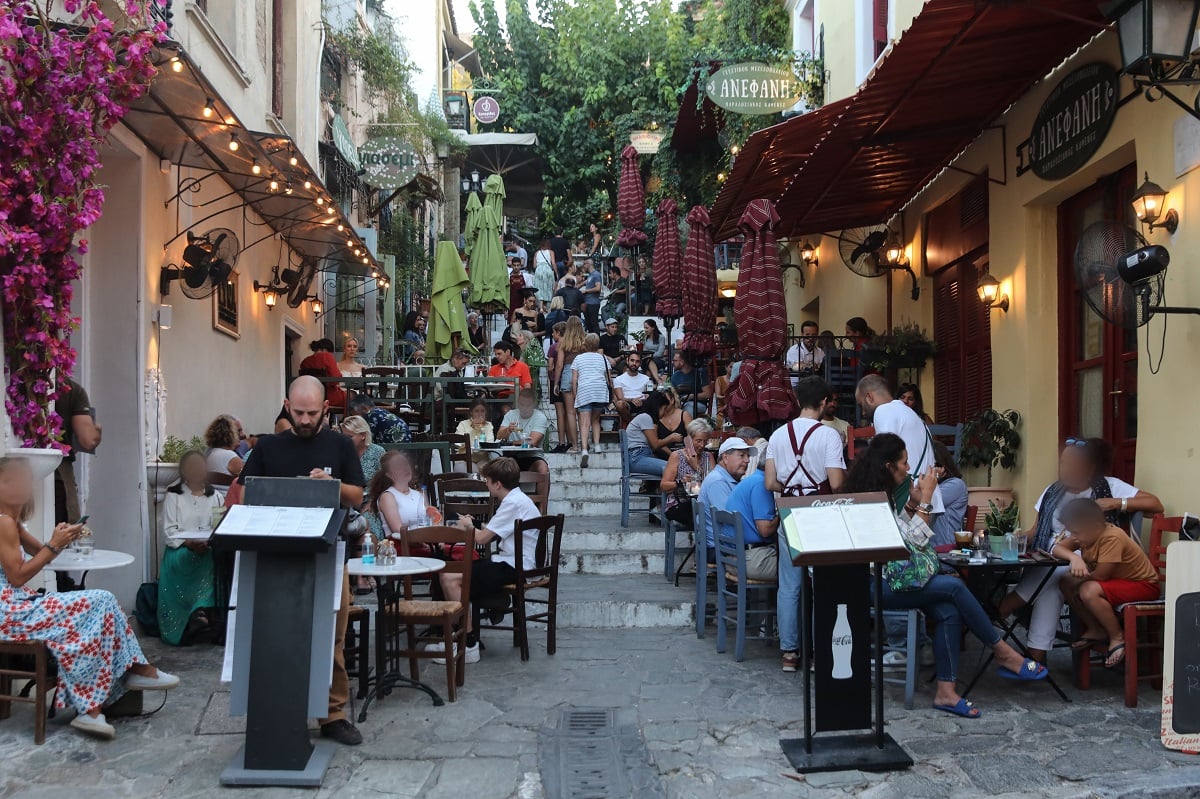 Αποκαλυπτικά στοιχεία του ΙΕΛΚΑ: Οι Έλληνες κόβουν διασκέδαση, διακοπές - «Βουνό» οι απλήρωτοι λογαριασμοί