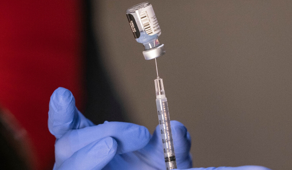 Εγκρίθηκε το νέο εμβόλιο της Pfizer για τον κορονοϊό - Ποιοι μπορούν να το κάνουν