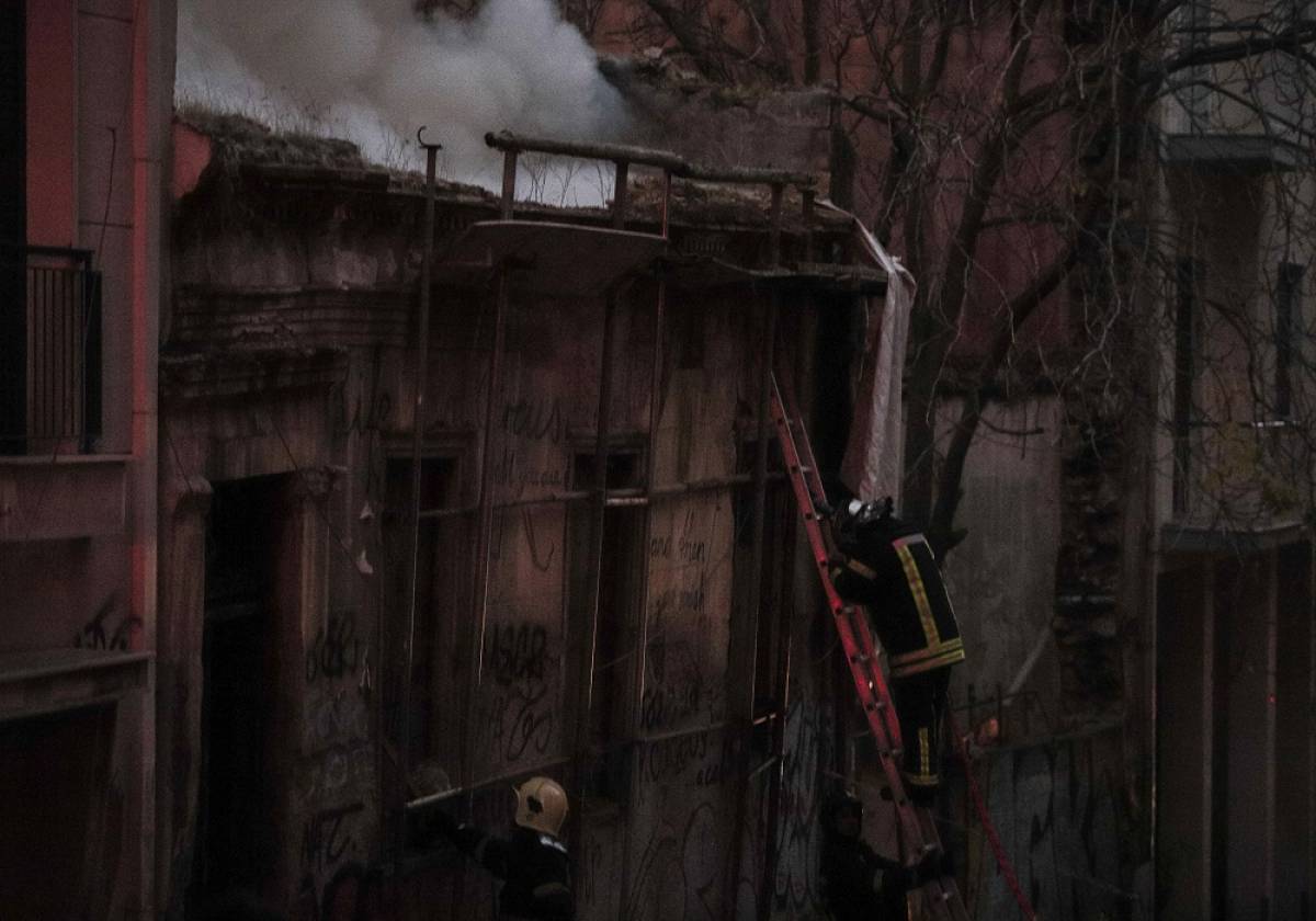 Φωτιά σε ακατοίκητο κτήριο στα Εξάρχεια - Σώθηκε άστεγος