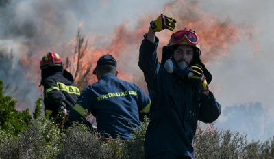 Φωτιά στο Σούνιο: Καίγονται σπίτια
