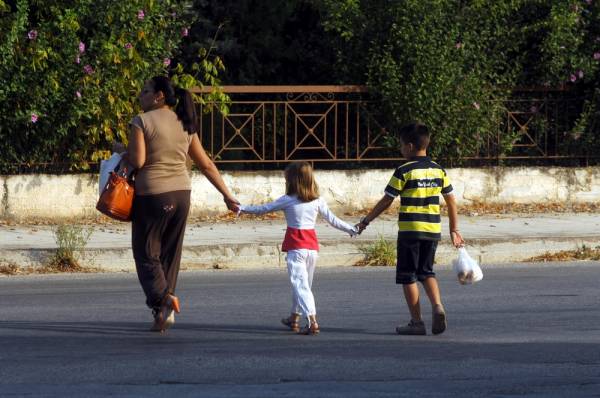 Κορονοϊός στην Ελλάδα: Άδεια ειδικού σκοπού με πλήρεις αποδοχές σε εργαζόμενους γονείς
