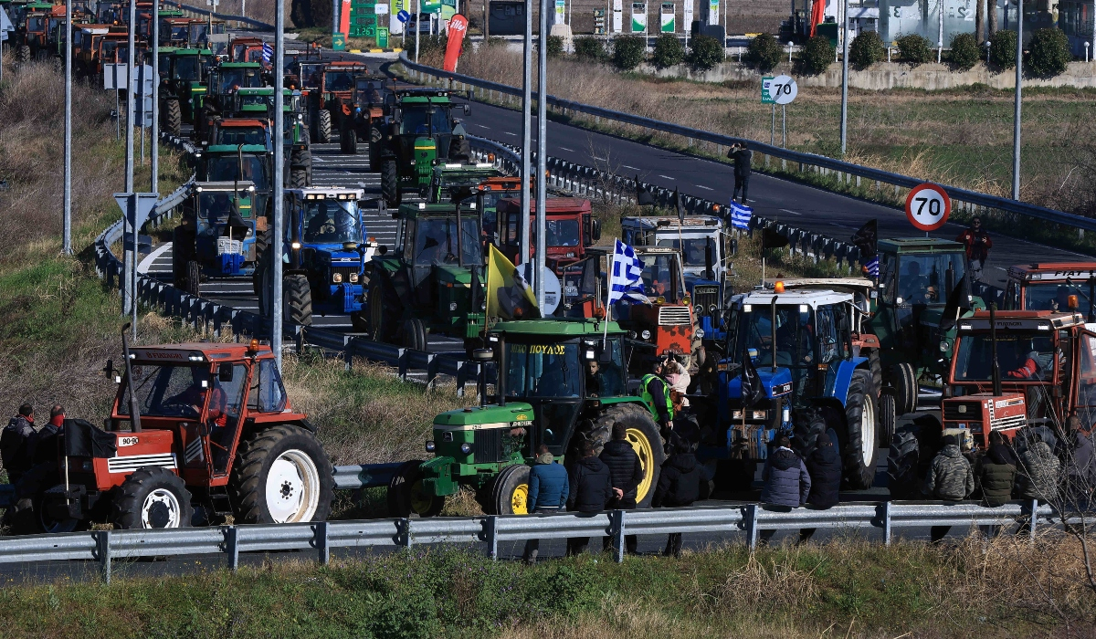 Αγρότες έκλεισαν την εθνική οδό Αθηνών - Λαμίας στην Αταλάντη - Μπλόκο και στην Πάτρα