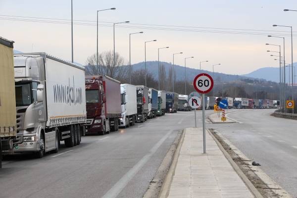 To 98% των εμπορευματικών μεταφορών στην Ελλάδα γίνεται οδικά και με παλιά φορτηγά