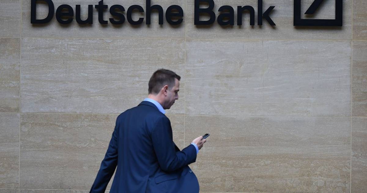 «Ντου» της αστυνομίας στη Deutsche Bank - Έρευνες για «ξέπλυμα» χρήματος