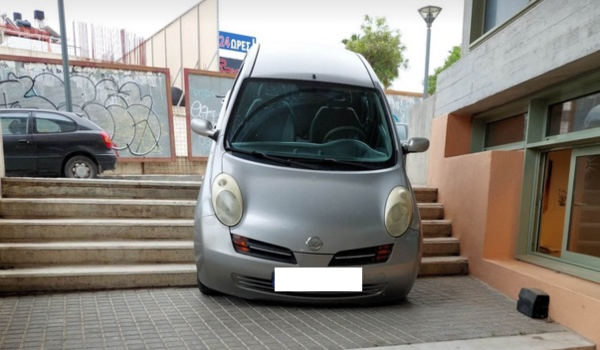 Ηράκλειο: Αυτοκίνητο έκανε «είσοδο» σε Πολιτιστικό Κέντρο από τις… σκάλες