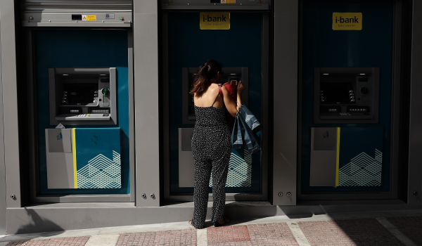Θεσσαλονίκη: «Ξάφρισε» τον τραπεζικό λογαριασμό του ηλικιωμένου φίλου της - Πώς το κατάφερε και πόσα «σήκωσε»