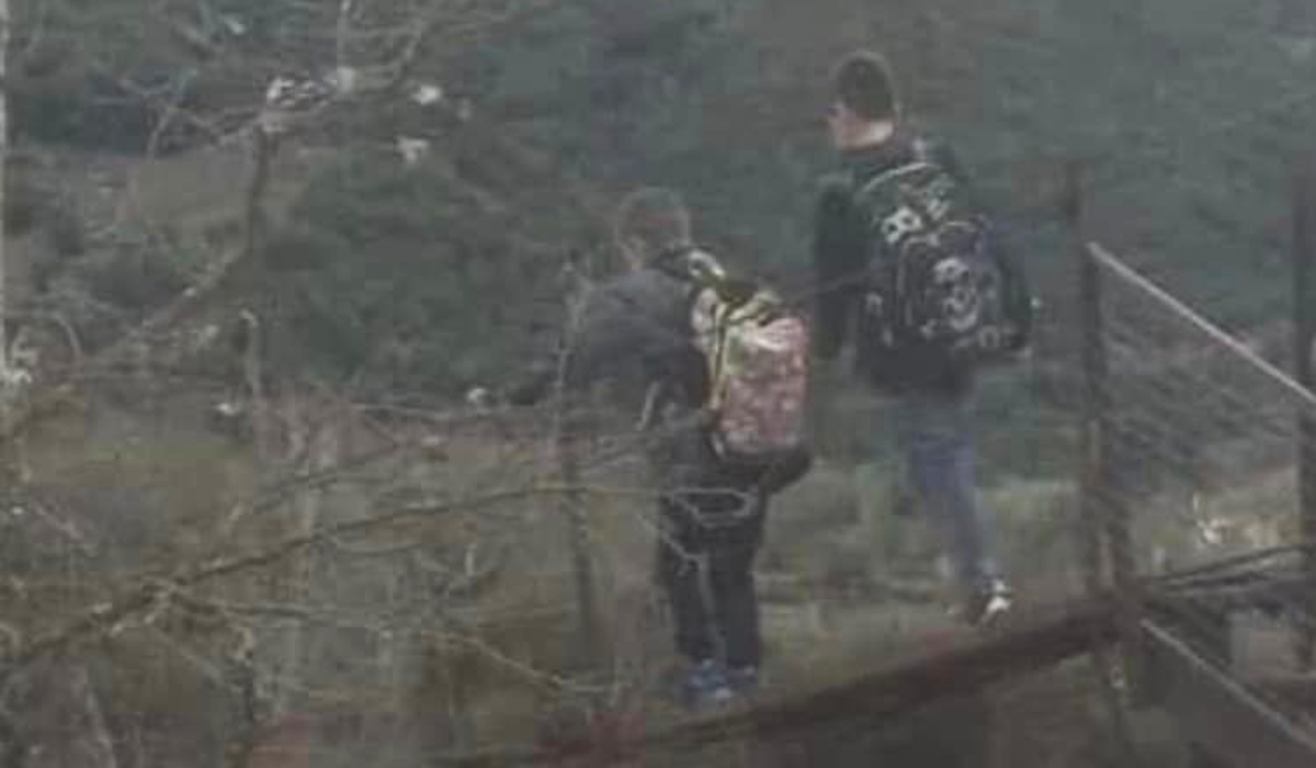 Αιτωλοακαρνανία: Παρέμβαση εισαγγελέα για τη διέλευση μαθητών από την αυτοσχέδια γέφυρα στον Εύηνο