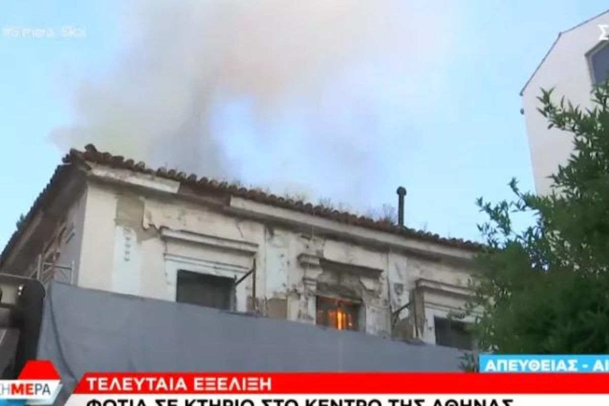 Συναγερμός στο κέντρο της Αθήνας: Κίνδυνος να καταρρεύσει το κτήριο που έπιασε φωτιά