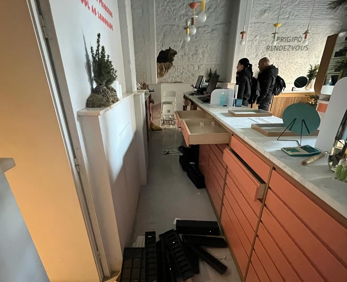 Διέρρηξαν κοσμηματοπωλείο στην Αθήνα με ριφιφί – Το άδειασαν σε 6 λεπτά (εικόνες, βίντεο)