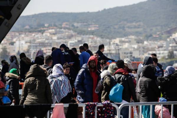 Guardian: Ο Ερντογάν χρησιμοποιεί ως πιόνια τους πρόσφυγες