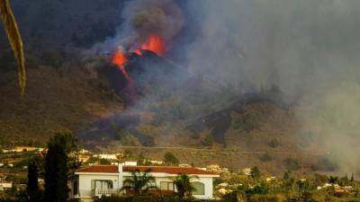 Έκρηξη ηφαιστείου στη Λα Πάλμα: «Καταπίνει» σπίτια η λάβα, εκκενώνονται χωριά