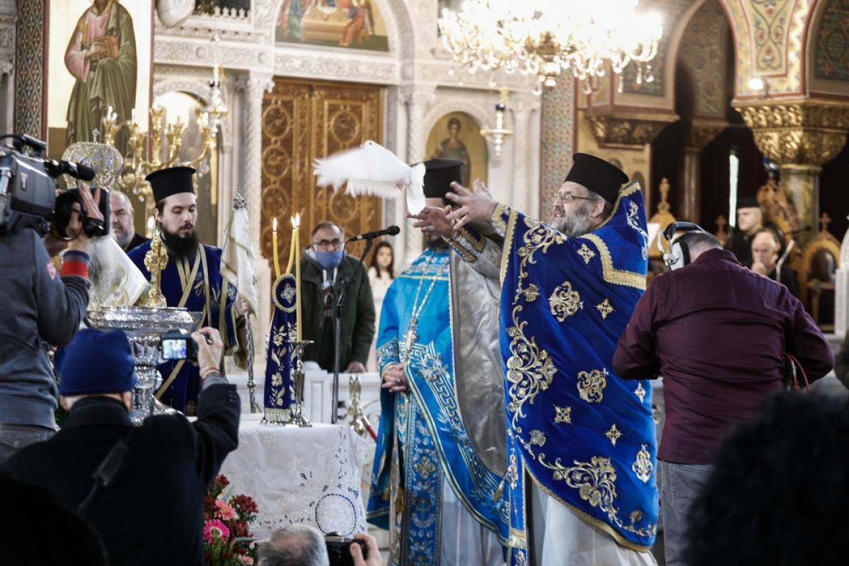 Το «ιερό αντάρτικο» στα ξένα ΜΜΕ: «Οι ελληνικές εκκλησίες άνοιξαν αψηφώντας τα μέτρα για τον κορονοϊό»