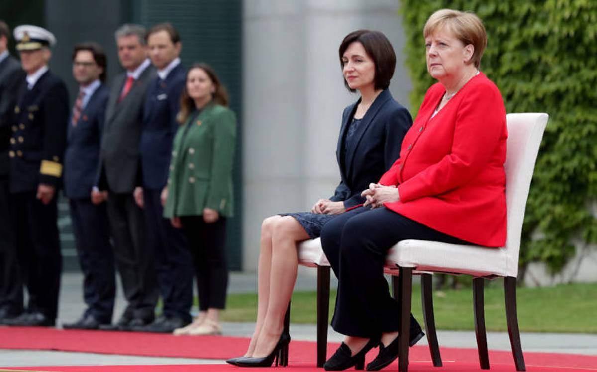 Η Άγκελα Μέρκελ καθιστή και πάλι σε τελετή ανάκρουσης εθνικών ύμνων