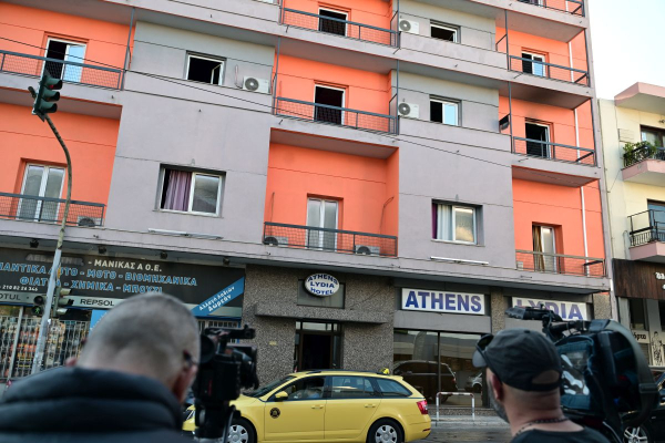 Φωτιά σε ξενοδοχείο στη Λιοσίων με έναν νεκρό
