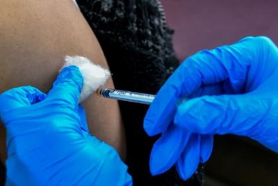 Κορονοϊός: Το εμβόλιο της Pfizer μειώνει τις πιθανότητες μόλυνσης των παιδιών από την Όμικρον