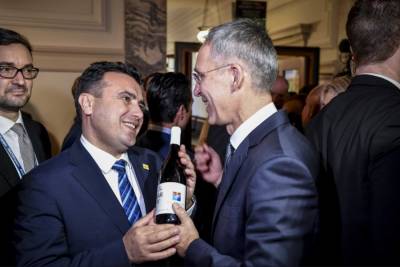 Το δώρο του Ζάεφ στον Στόλτενμπεργκ: «Ένα εξαιρετικό, μακεδονικό κρασί»