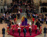 Βασίλισσα Ελισάβετ: Αγρυπνία στη μνήμη της από τους πρίγκιπες Ουίλιαμ και Χάρι (Βίντεο)